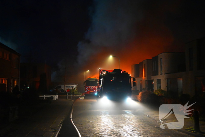 Brandweer trekt terug bij grote brand in garageboxen, instortingen door explosies