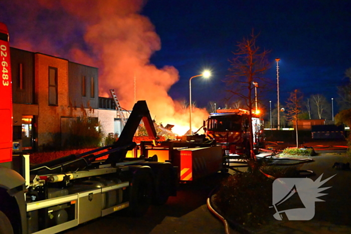 Brandweer trekt terug bij grote brand in garageboxen, instortingen door explosies