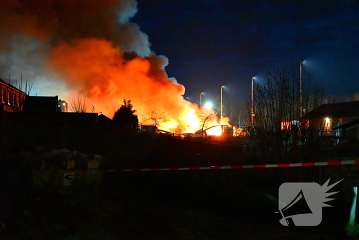 Brandweer trekt terug bij grote brand in garageboxen, instortingen door explosies