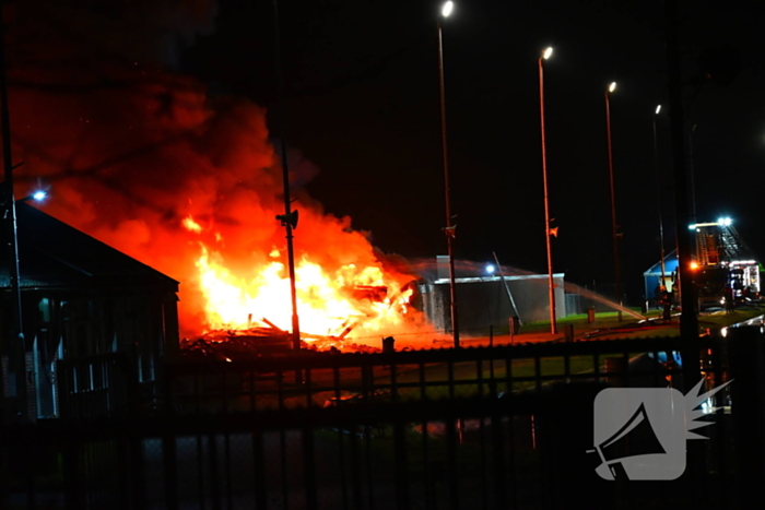 Brandweer trekt terug bij grote brand in garageboxen, instortingen door explosies