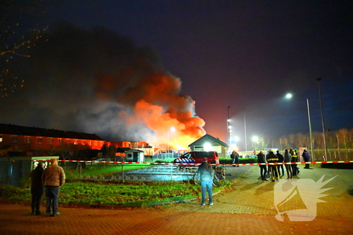 Brandweer trekt terug bij grote brand in garageboxen, instortingen door explosies