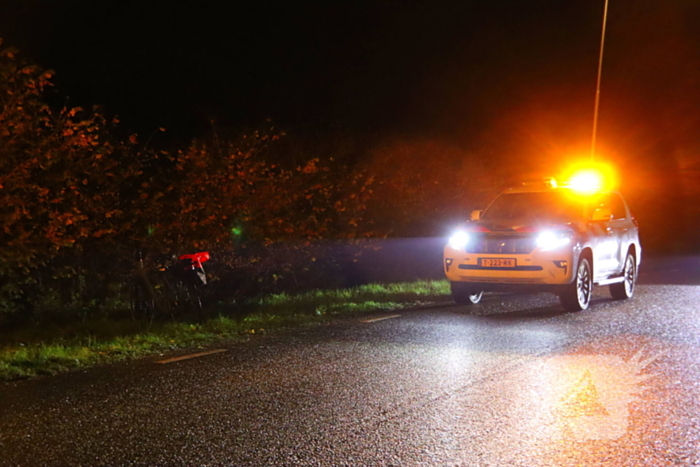 Fietser komt hard ten val