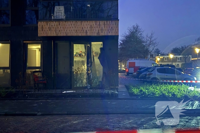 Gevel appartementencomplex beschadigd door explosie