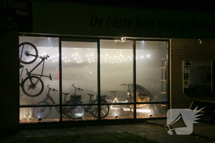 Mistgenerator zet fietsenwinkel vol rook