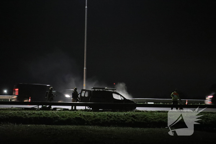 Bestelbus vliegt in brand op snelweg
