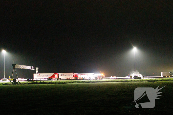Bestelbus vliegt in brand op snelweg