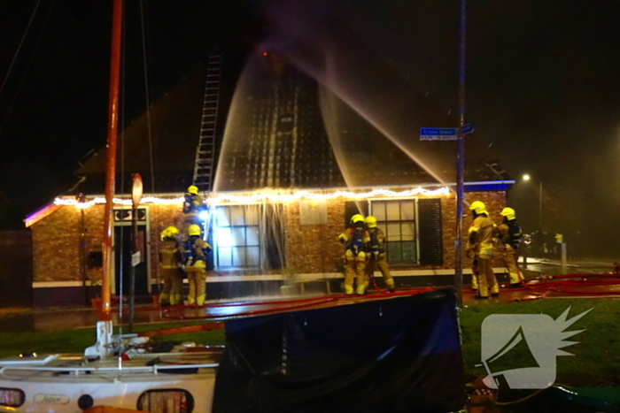 Grote brand in rietgedekte stolpboerderij