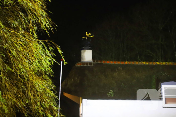Brand in schoorsteen van woning met rieten kap