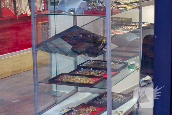 Politie onderzoekt overval op juwelier