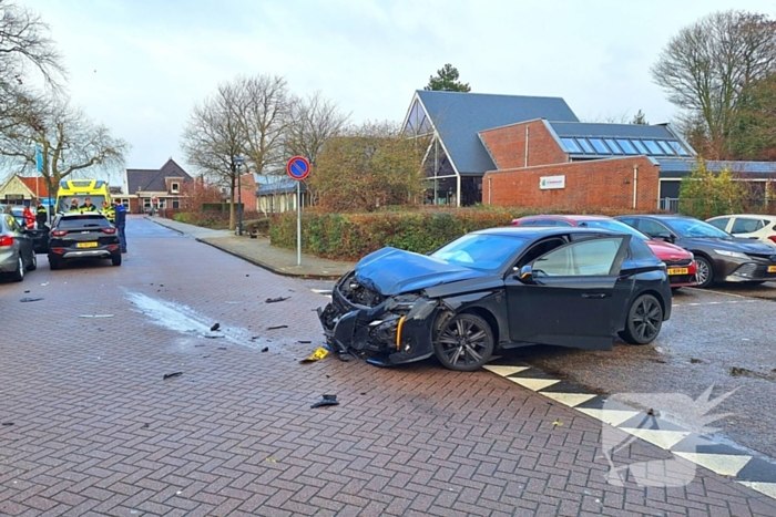 Forse schade bij aanrijding tussen twee voertuigen