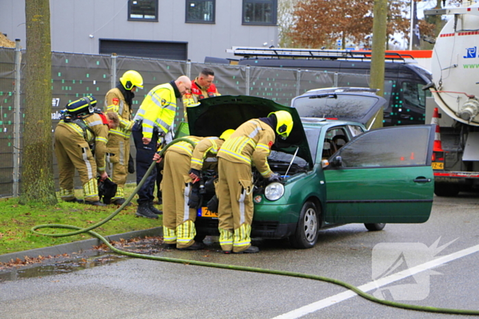 Vrachtwagen van rioolbedrijf blust autobrand