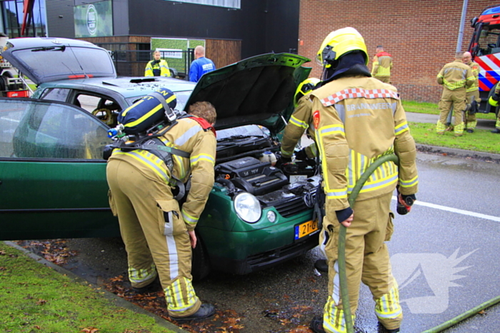 Vrachtwagen van rioolbedrijf blust autobrand