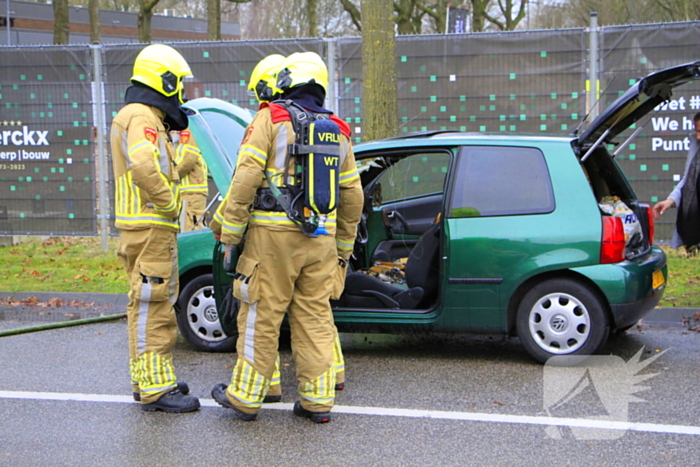 Vrachtwagen van rioolbedrijf blust autobrand