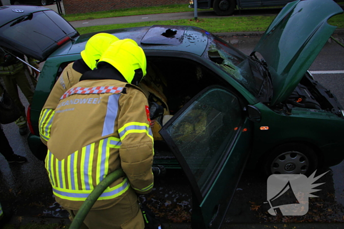 Vrachtwagen van rioolbedrijf blust autobrand