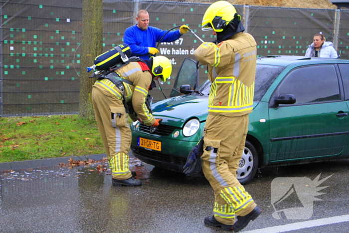 Vrachtwagen van rioolbedrijf blust autobrand