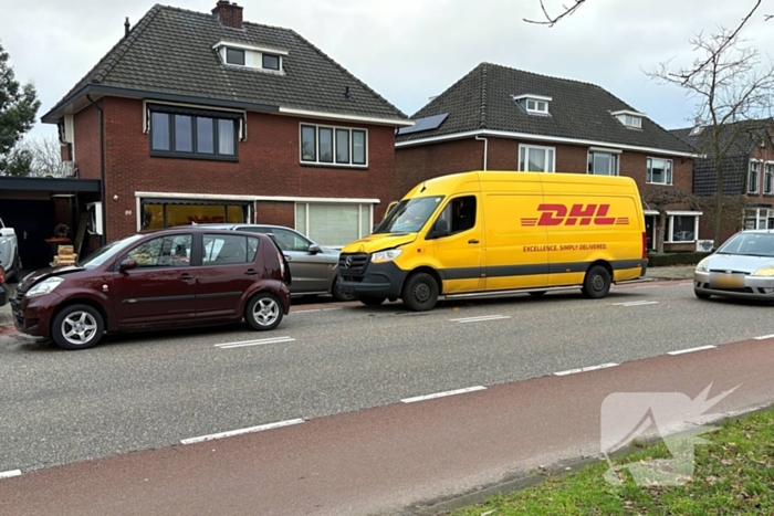 Pakketbezorger botst achterop personenwagen