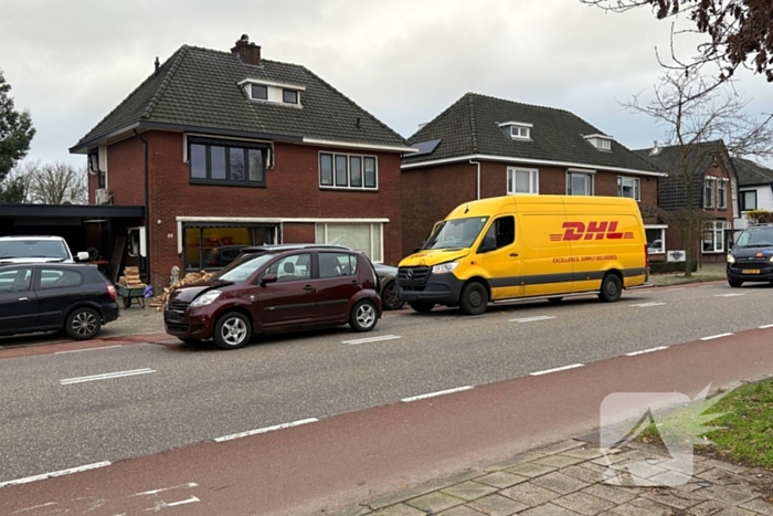 Pakketbezorger botst achterop personenwagen