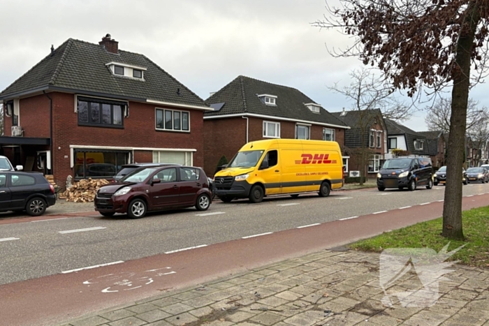 Pakketbezorger botst achterop personenwagen