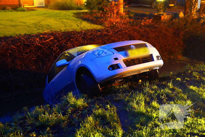 Automobiliste belandt in sloot tijdens keer actie