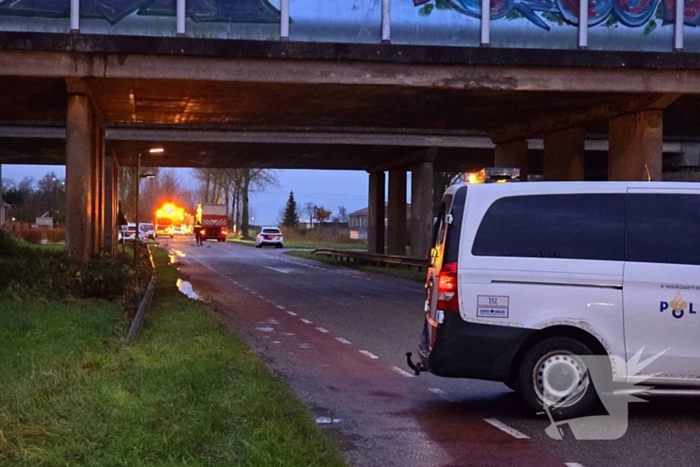 Auto knalt tegen boom, inzittenden ernstig gewond