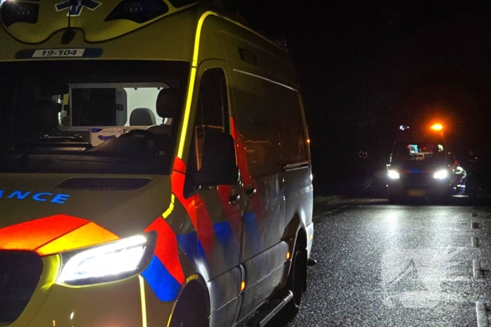 Auto knalt tegen boom, inzittenden ernstig gewond