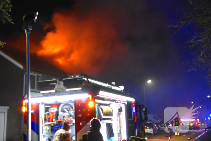 Explosie veroorzaakt grote brand in woning