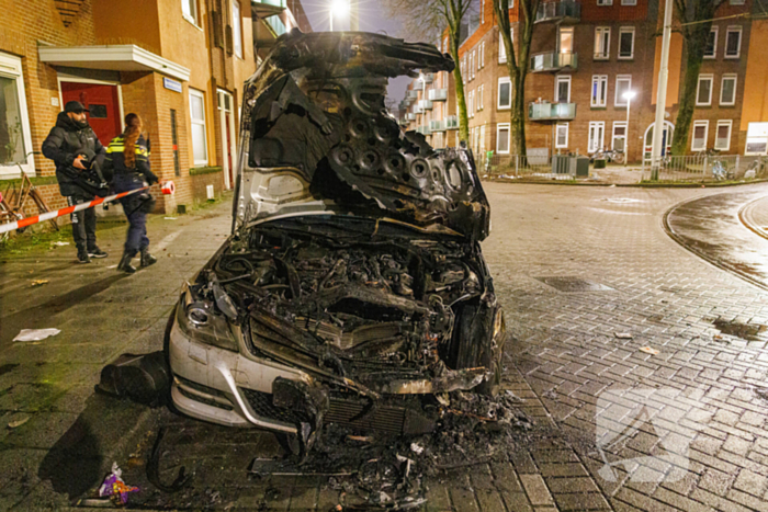 Eigenaar ziet auto in vlammen op gaan