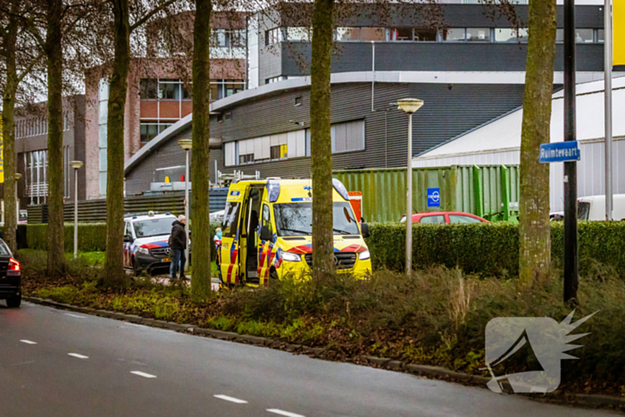 Omstanders helpen gewonde man op fietspad