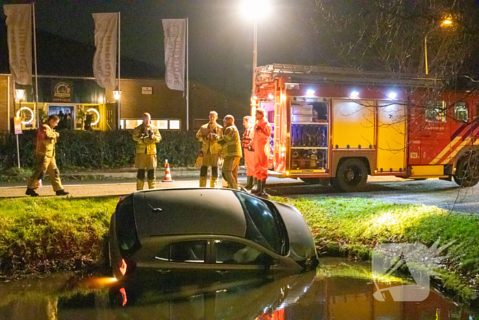 Beschonken automobilist raakt te water