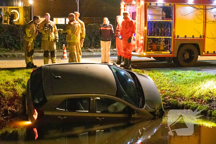 Beschonken automobilist raakt te water