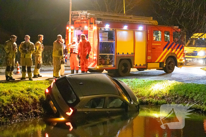 Beschonken automobilist raakt te water