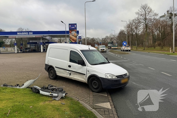 Forse schade bij botsing tussen personenauto en bestelauto