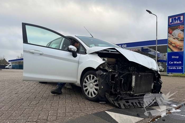 Forse schade bij botsing tussen personenauto en bestelauto