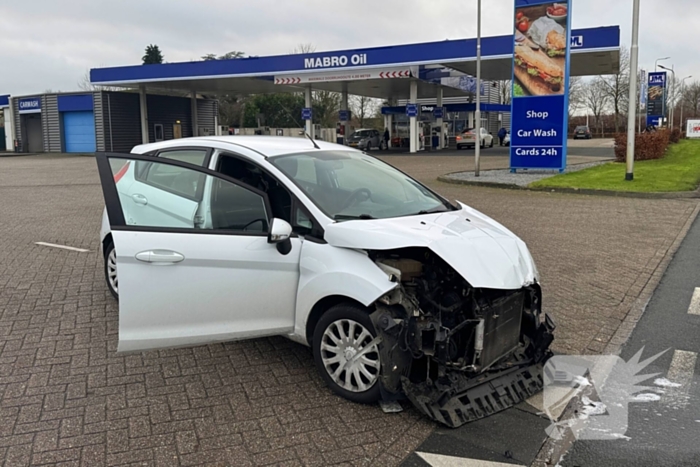 Forse schade bij botsing tussen personenauto en bestelauto