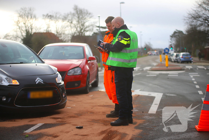 Flinke schade bij botsing tussen twee auto's