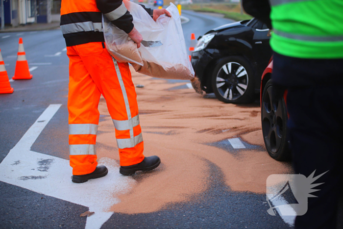Flinke schade bij botsing tussen twee auto's