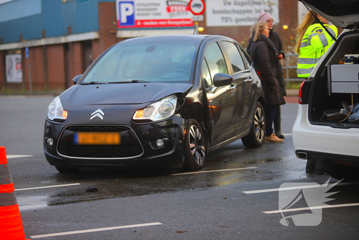 Flinke schade bij botsing tussen twee auto's