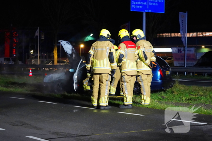 Auto vliegt al rijdend in brand