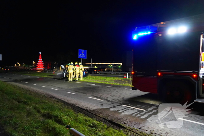 Auto vliegt al rijdend in brand