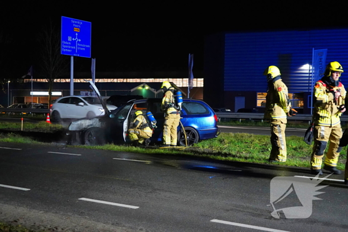 Auto vliegt al rijdend in brand