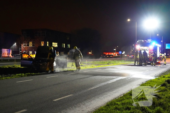 Auto vliegt al rijdend in brand