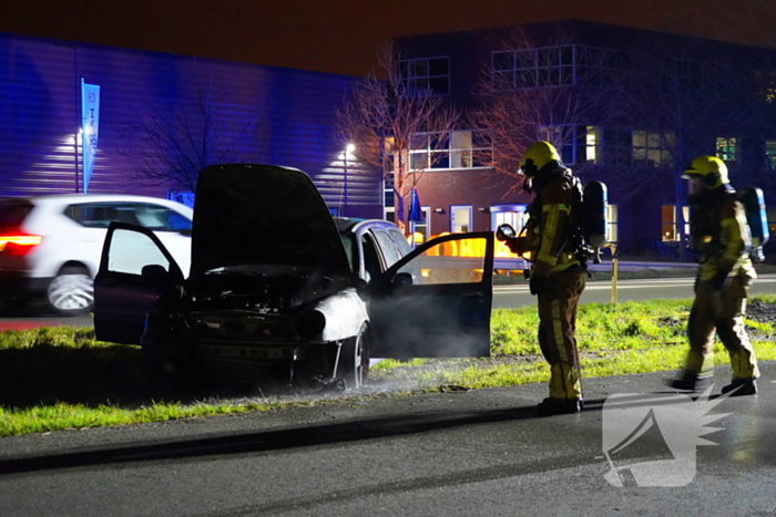 Auto vliegt al rijdend in brand