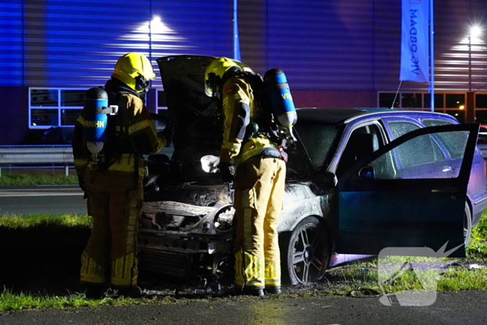 Auto vliegt al rijdend in brand