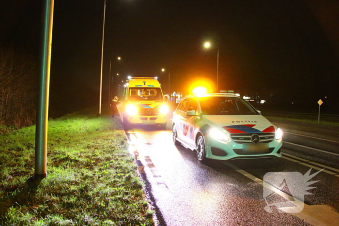 Fietser belandt in sloot langs de provincialeweg
