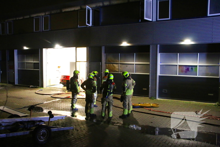 Vermoedelijke explosie leidt tot brand bij loods