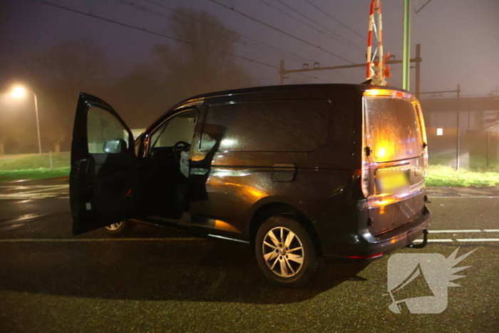 Bestelbus komt in botsing met trein