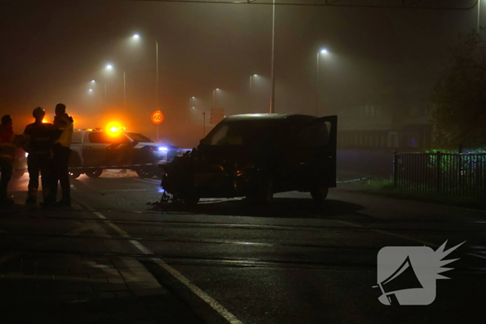 Bestelbus komt in botsing met trein