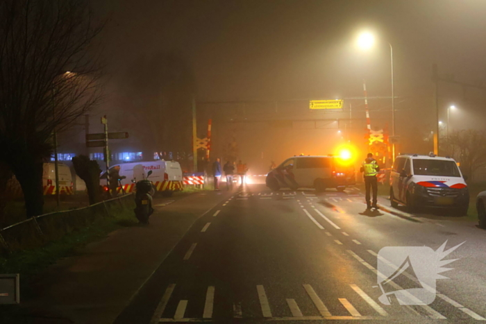 Bestelbus komt in botsing met trein