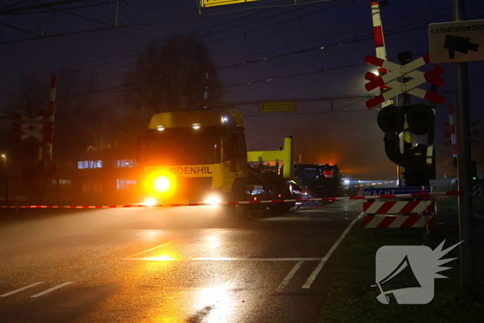 Bestelbus komt in botsing met trein