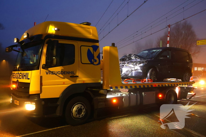 Bestelbus komt in botsing met trein